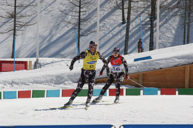 トリノ大会バイアスロン女子12.5キロ視覚障害クラスで疾走する小林深雪さん（写真右）とガイドの小林卓司さん（写真左）（写真提供＝日立ソリューションズ）
