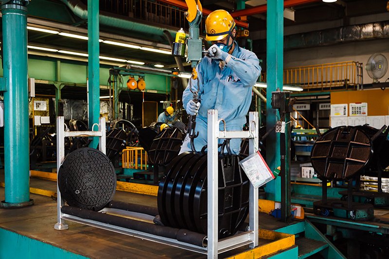 تصنيع الفن: مراحل إنتاج أغطية الصرف الصحي المزخرفة في اليابان بالصور والفيديو