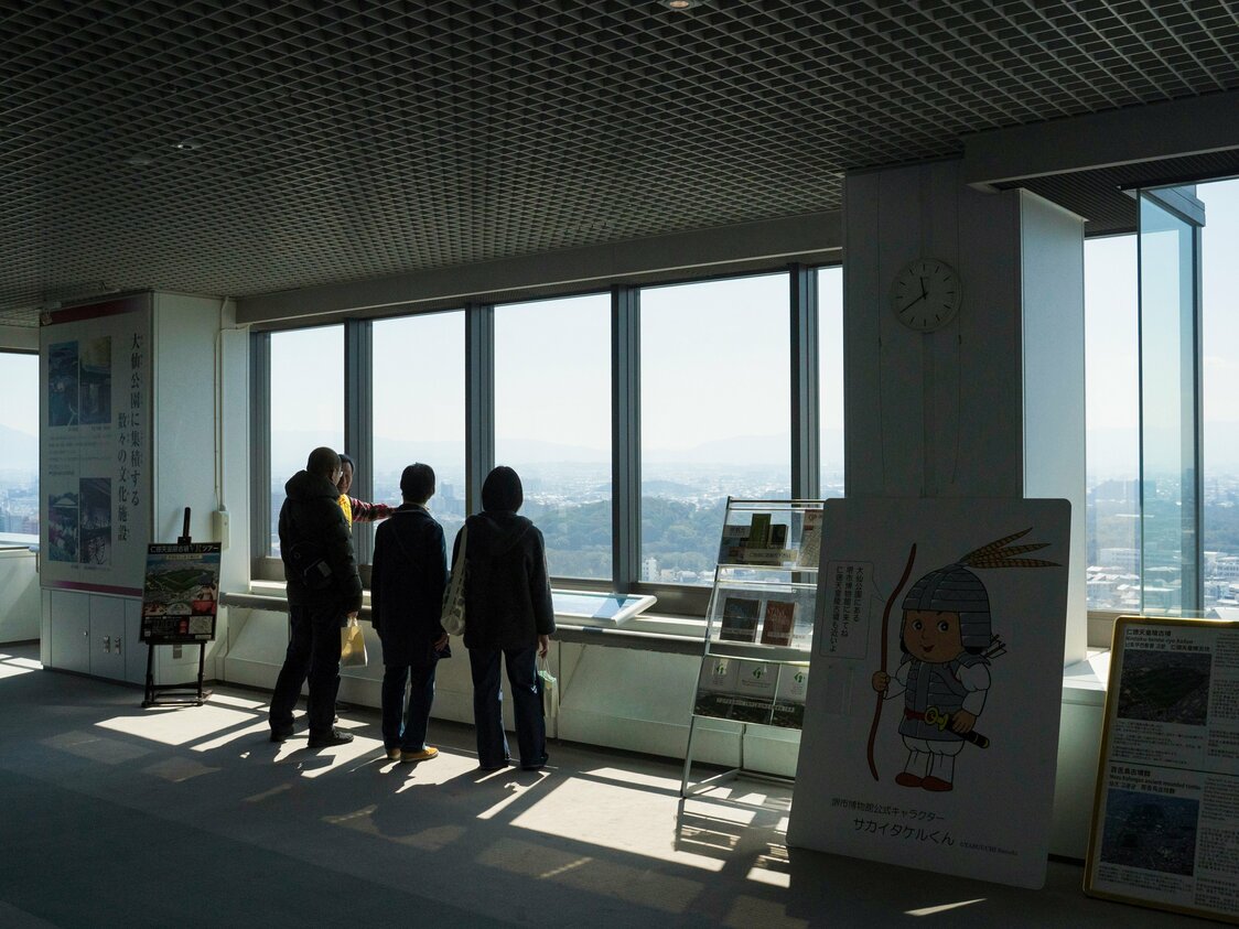 入場無料の展望ロビーで、パネル展示や観光ガイドの解説を楽しもう