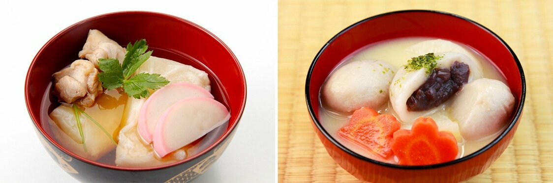 Zôni contenant des kakumochi (morceaux de gâteau de riz) (à gauche) ; dans les préfectures de Kagawa et de Kumamoto, on ajoute souvent des mochi ronds remplis de pâte de haricots rouges.