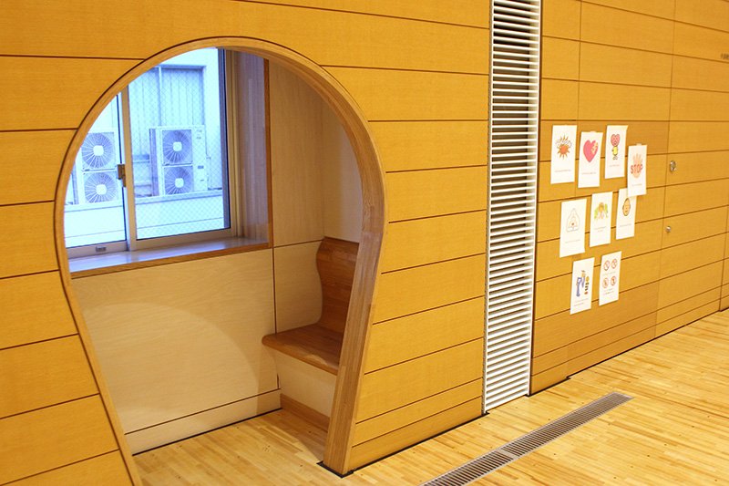 Le long des murs de la salle polyvalente, des « cachettes » ont été aménagées pour les enfants qui souhaitent être seuls.
