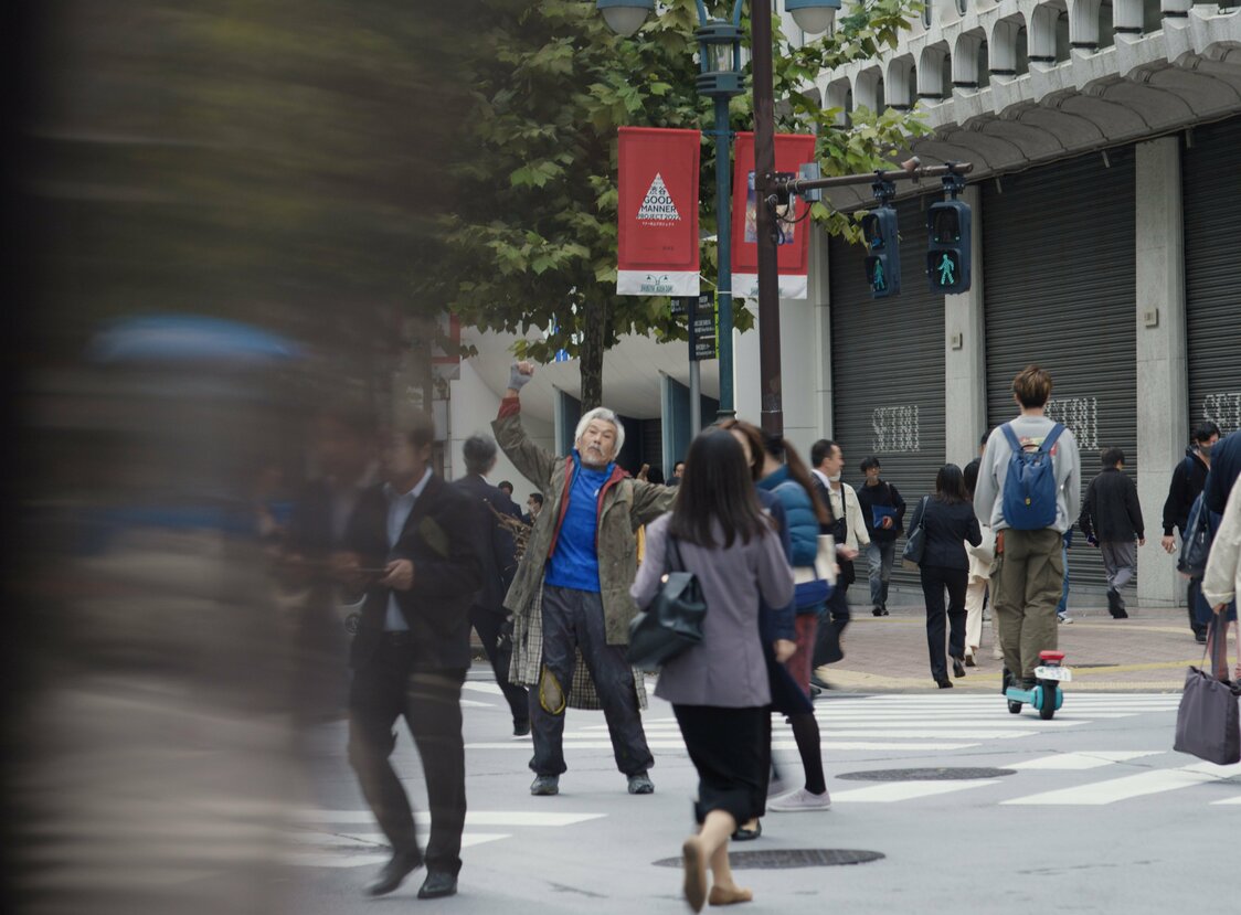平山がいつも公園で見かけるホームレスの男（田中泯）©2023 MASTER MIND Ltd.