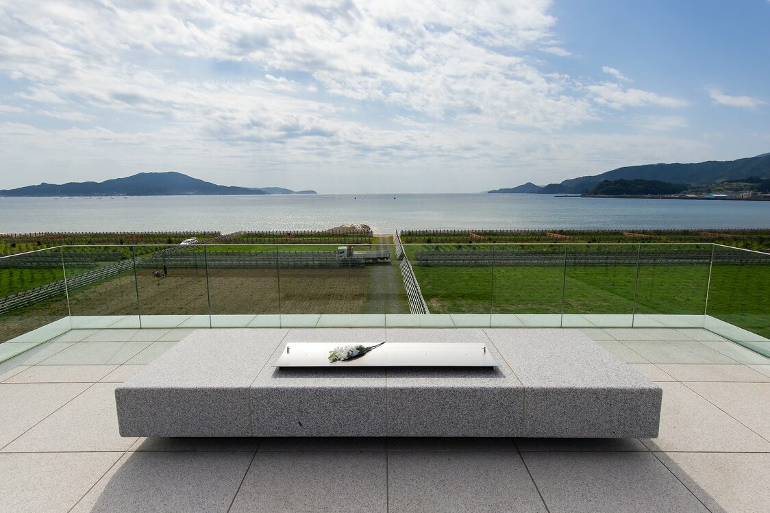 Desde el mirador que se encuentra en la parte superior del dique se puede admirar la apacible bahía de Hirota y es casi imposible de imaginar que ahí se registró un tsunami. Al frente se puede apreciar la reforestación de Takata Matsubara.