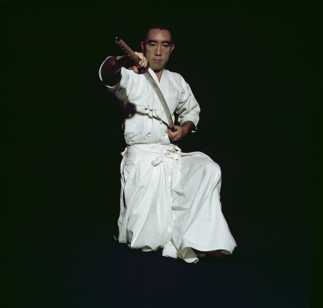 ميشيما يوكيو وهو يبذل جهده في التدريب على فن استلال السيف. التصوير بتاريخ 3/7/1970 (جيجي برس)