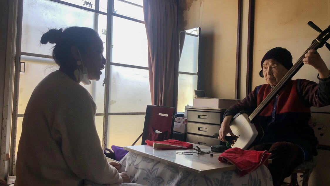 تاماغاوا يوكو، على اليمين، تقوم بإرشاد كوسوميه في شقتها في حي أكابانيه. (© باسو باسو/ كاواكامي آتشيكا)