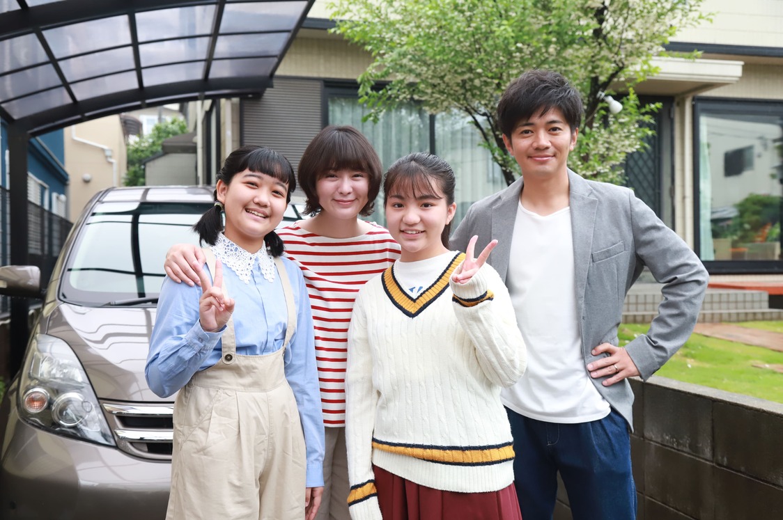 晃一は、愛妻と2人の娘に囲まれ、平穏な日々を送っていた　©2022「オレンジ・ランプ」製作委員会
