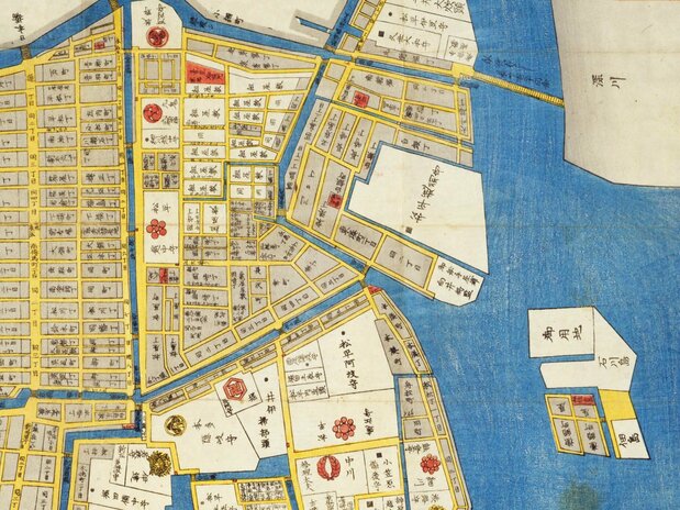 尾張屋版『江戸切絵図』(1849年刊、国会図書館蔵)の「築地八丁堀日本橋南之図」より、日本橋(左上)から佃島(右下)までを切り抜き、北を上にした。島中央の朱色には「住吉社」、グレーのエリアには「漁師町屋」と記されている。現在は島の東側に佃2丁目、南側に月島の埋め立て地が広がっている