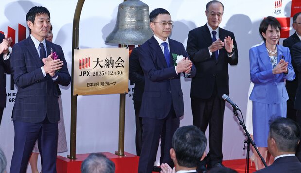 Prime Minister Takaichi Sanae (right) and Japan soccer team manager Moriyasu Hajime (left) attend the Tokyo Stock Exchange’s year-end ceremony on December 30, 2025. (© Jiji)