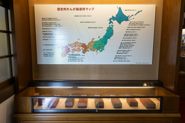 深谷だけでなく、日本全体の煉瓦製造の歴史が学べる。下に並んでいるのは、時代別の深谷産煉瓦