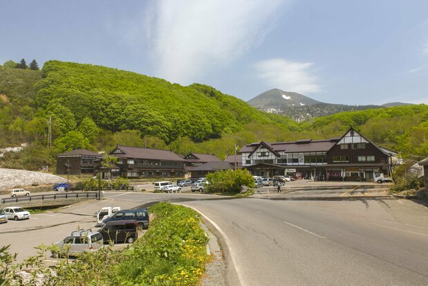 グリーンシーズンの酸ヶ湯温泉。奥には八甲田大岳が見える　写真提供：青森県観光連盟