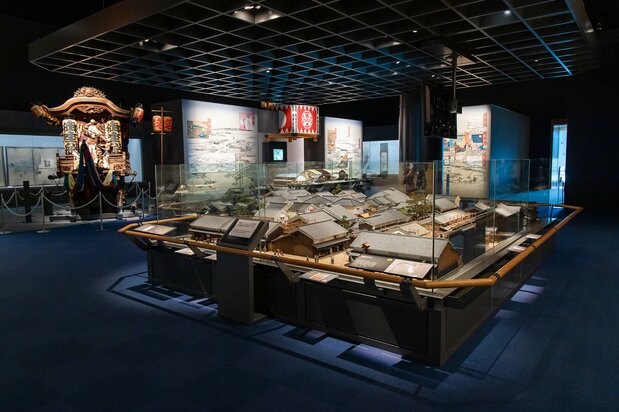 大坂の中心街・船場の町並みや芝居小屋のジオラマ、当時のだんじりの展示もある