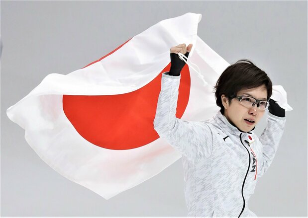 平昌五輪スピードスケート女子500mで日本女子選手として初の金メダルを獲得。1000mでは銀メダルを獲得した(2018年2月18日、韓国・江陵)時事