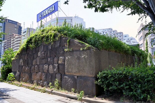 泉岳寺駅北側に残る「高輪大木戸跡」の石垣