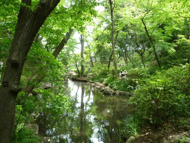 Le parc Otomeyama aujourd’hui. La végétation dense et luxuriante rappelle qu’il s’agissait autrefois d’un terrain de chasse. (Pixta)