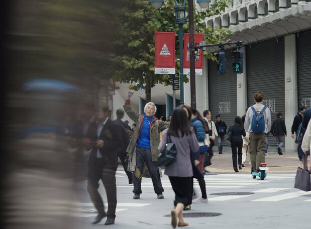 平山がいつも公園で見かけるホームレスの男(田中泯)©2023 MASTER MIND Ltd.