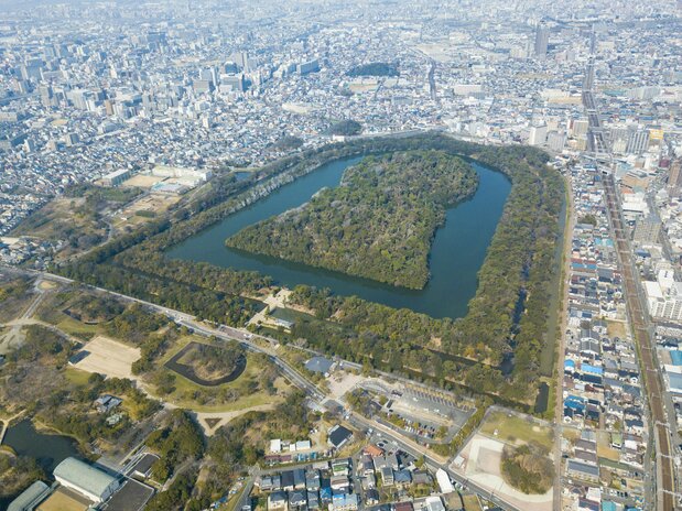 Le mausolée de l’empereur Nintoku, entouré de trois douves