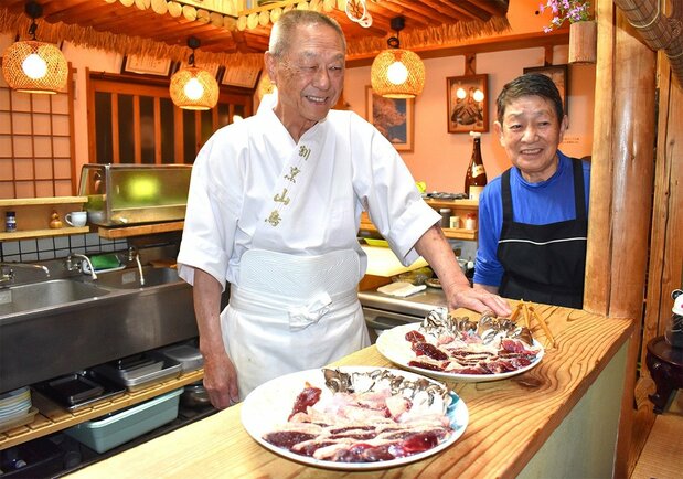 Hattori Osamu et Machiko, tous deux titulaires d’un permis, partent chasser loin d’Aichi pendant la saison de la chasse (du 15 novembre au 15 février). Photo prise dans leur restaurant « Yamadori », le 10 avril 2024 à Nagoya.