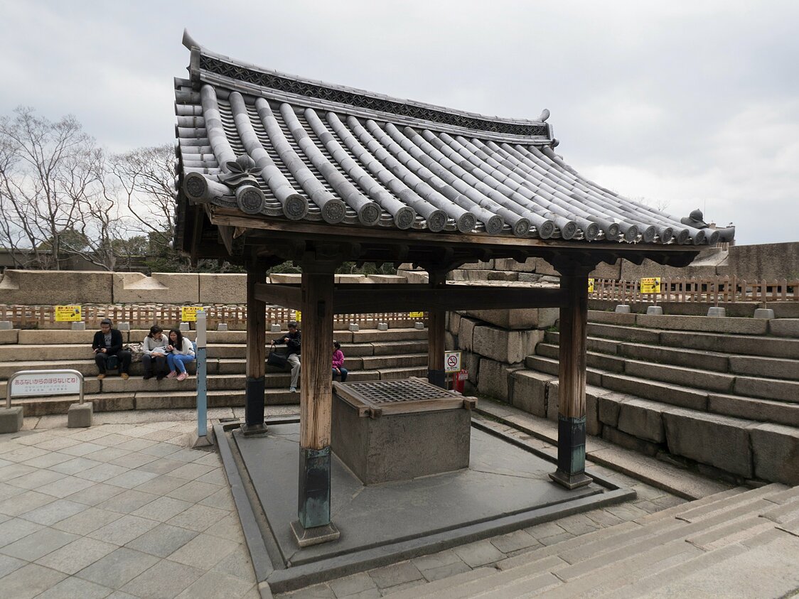 1626年に創建された金明水井戸屋形