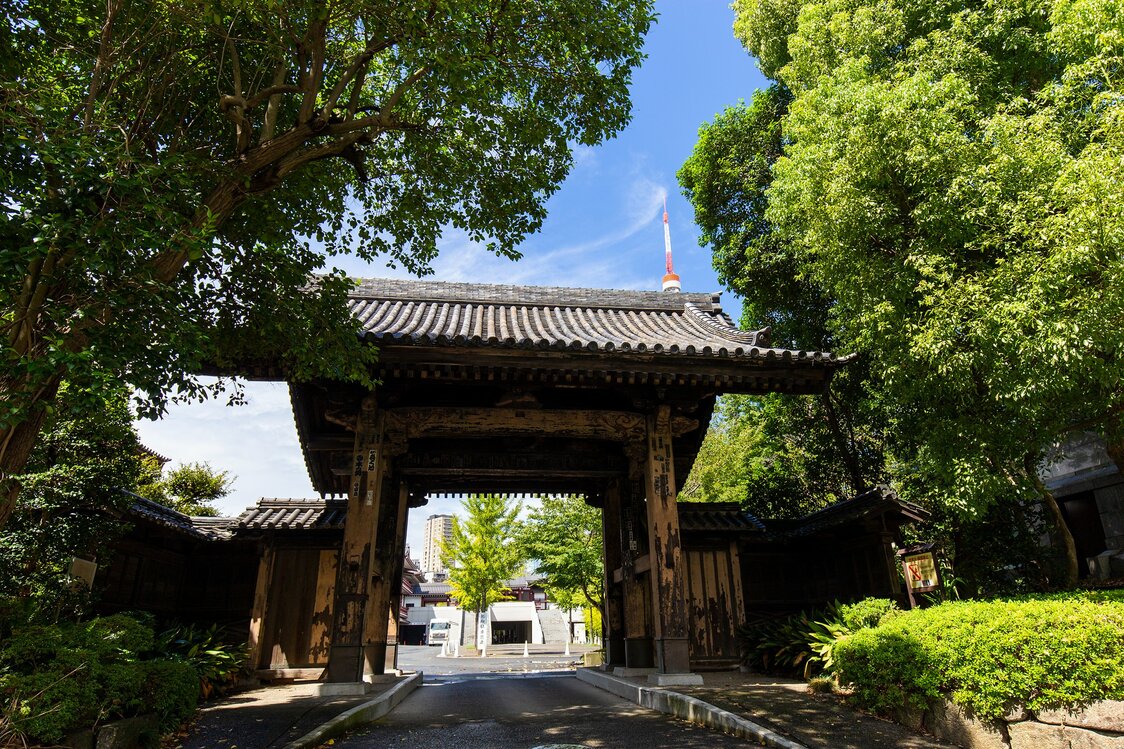 El portal Kuromon, una donación de Iemitsu, tercer shogun Tokugawa, se encuentra al sur del portal Sangedatsumon.