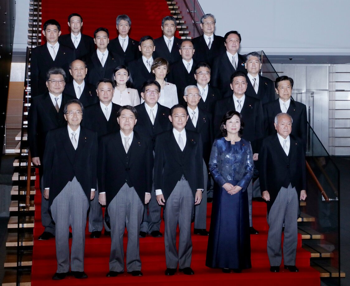 第2次岸田内閣の初閣議を終え、記念撮影に臨む岸田文雄首相（前列中央）と閣僚ら＝2021年11月10日夜、首相官邸（時事）