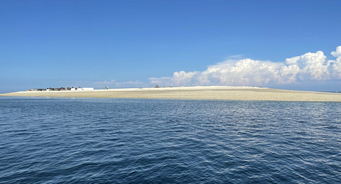 澎澎灘は海積と波浪によって形成された巨大な砂州で、純白の砂浜がまぶしい。吹き付ける風や海流、干満によって、場所や面積、形状が変化するのが特色となっている