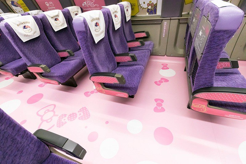 Los apoyabrazos y el suelo también son de color rosa.