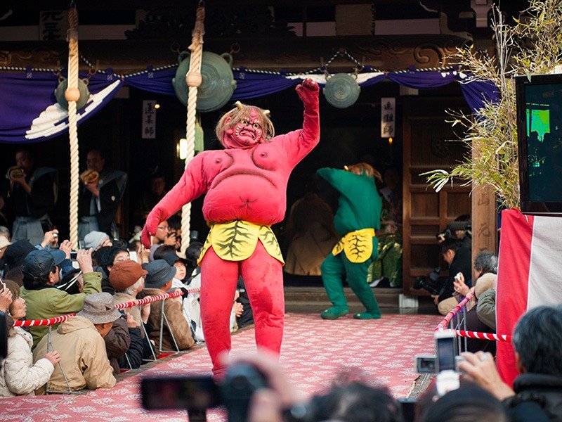 Les démons vaincus ressortent du temple dans un piteux état. C’est la fin du spectacle.