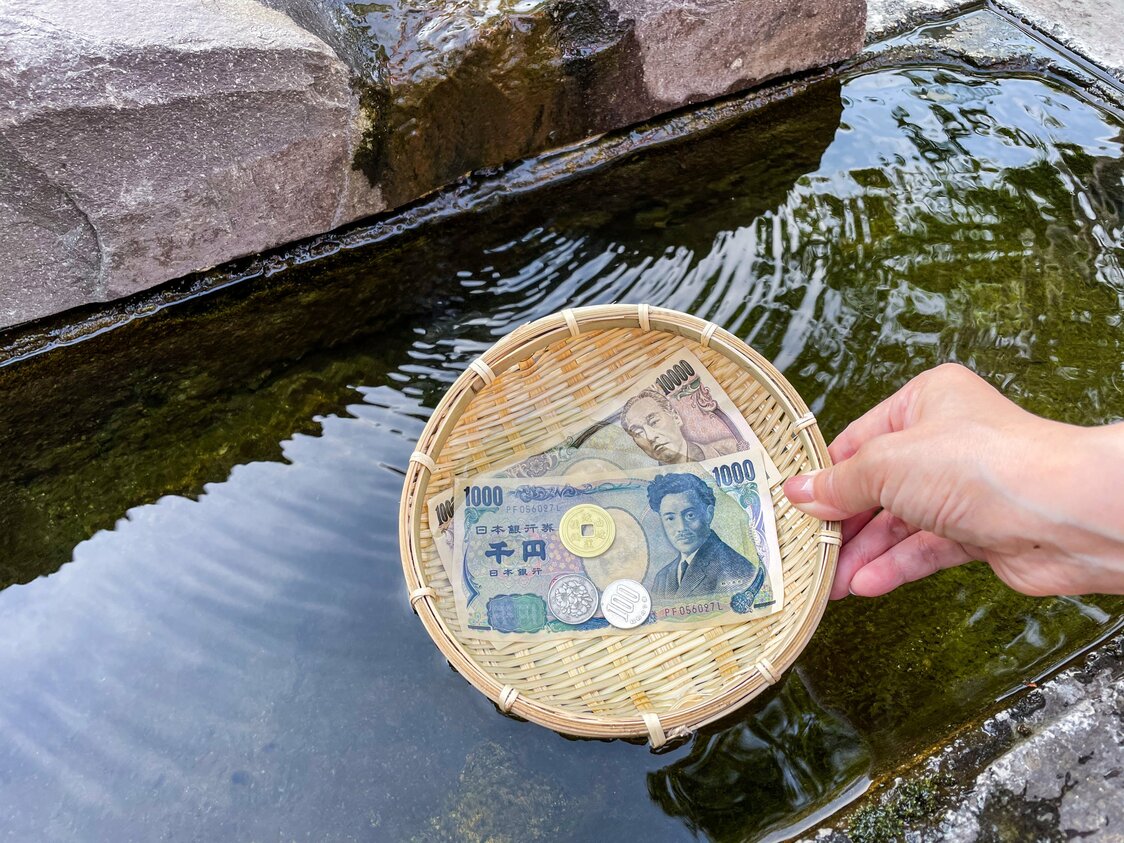 Los santuarios consagrados a Benzaiten, donde se rinde culto a las serpientes vinculadas a la fe en la diosa del agua, suelen disponer de lavaderos de monedas. (Cortesía del santuario Hebikubo)