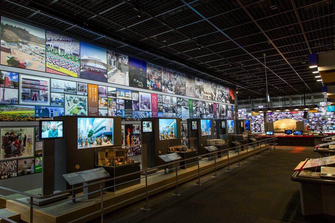 Présentation sur photos et par maquettes des étapes du séisme jusqu’à la reconstruction.