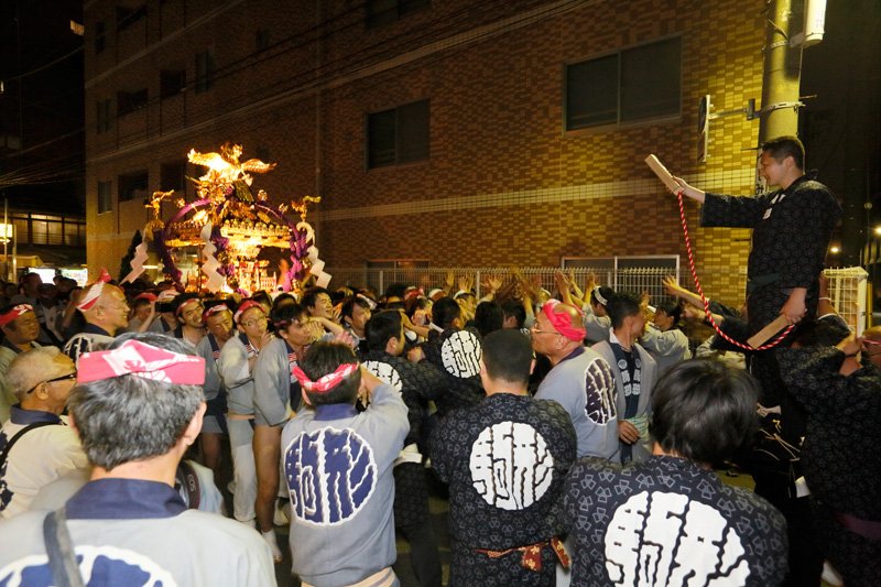 到达神轿临时停放处。19日的街道游行结束了