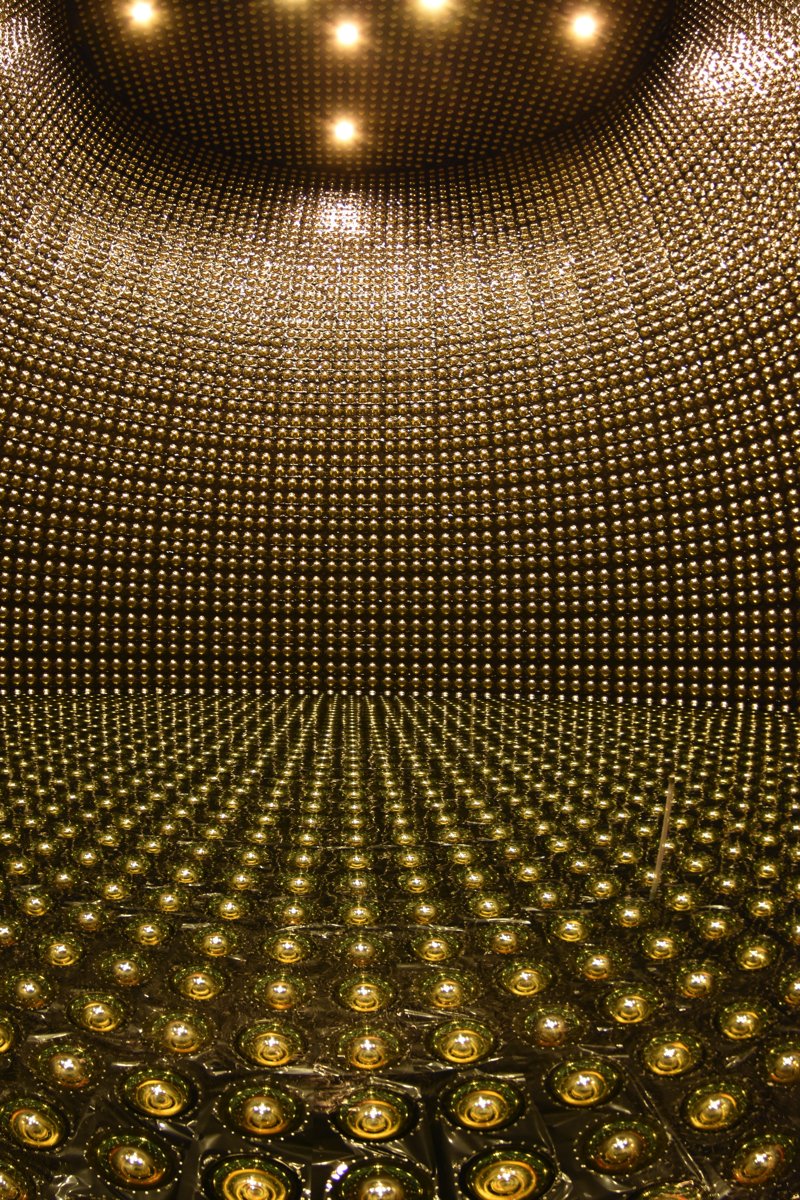 为了改建施工，水箱完全排空蓄水（提供：东京大学宇宙射线研究所 神冈观测站）