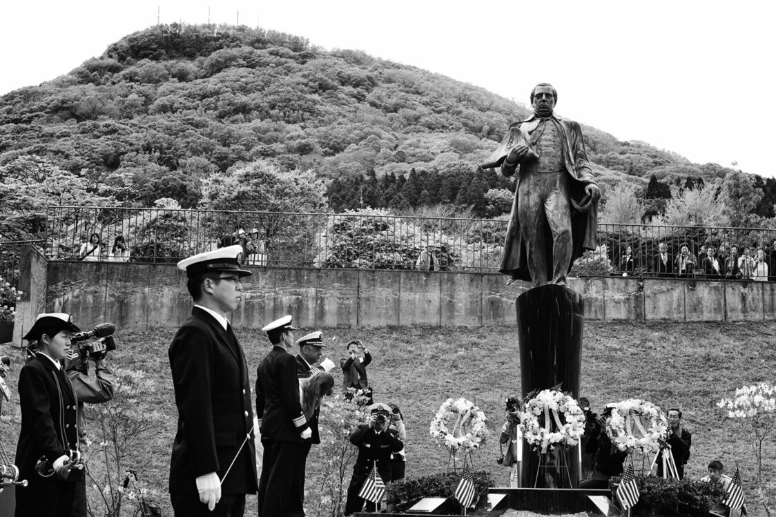 ペリー提督来航記念碑前で行われたペリー来航160周年記念式典の様子（2014）