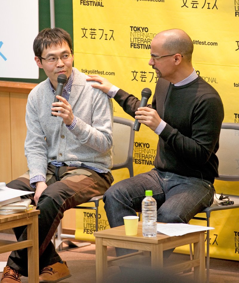 Junot Díaz (dcha.) junto a su traductor al japonés, Tokō Kōji.