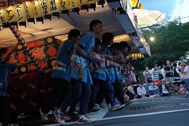 外国人が見た！ねぶた祭が生み出す熱気の渦