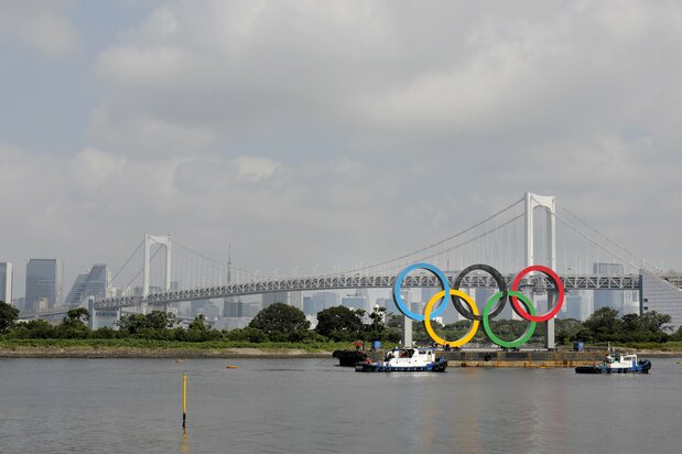 大会延期を受け、メンテナンスのため東京・お台場から移動する海上の五輪マーク=2020年8月6日(時事)