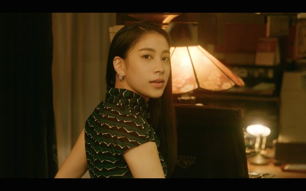 湯けむりたなびく別府の街で、渡辺は不思議な女(平山ひかる)に出会う ©cinemadrifters