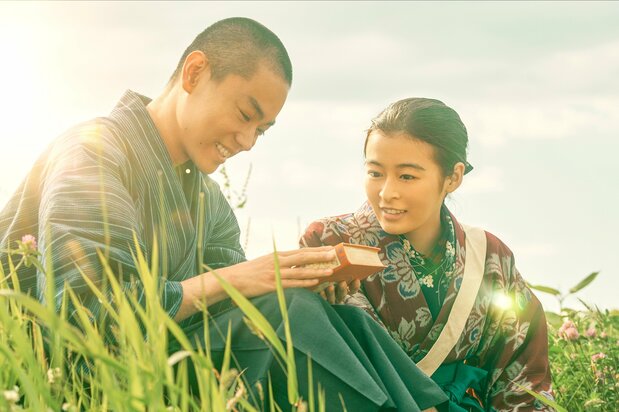 賢治の妹トシ(森七菜)の存在は、兄はもちろん宮沢家にとって大きな存在だった ©2022「銀河鉄道の父」製作委員会