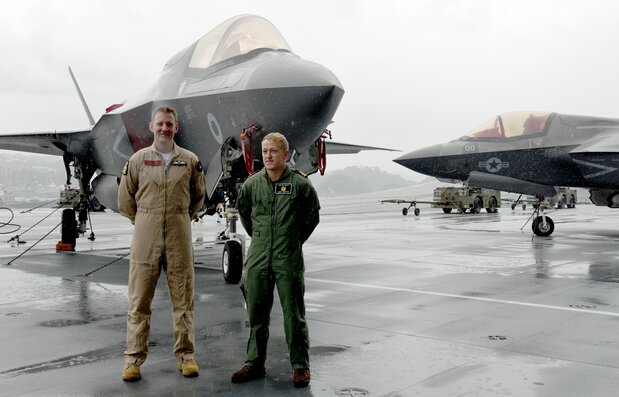 英空母「クイーン・エリザベス」甲板上に駐機する英空軍F35B戦闘機の前に立つパイロット。右は米海兵隊のF35B＝2021年9月6日、神奈川県横須賀市の米海軍横須賀基地［代表撮影］　（時事）