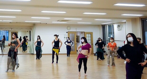Farida, at the far left, leads a dance class. (© Nippon.com)