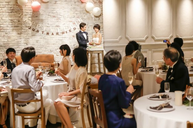 定番会場は結婚式場やブライダルホテル。チャペルや神道式の神殿と、宴会場が一体になっている PIXTA