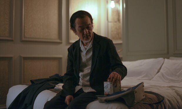 妻の遺灰を入れた缶をいとおしげに見つめる兼三郎　© 2023 Magnolia Mae/ Office Shirous