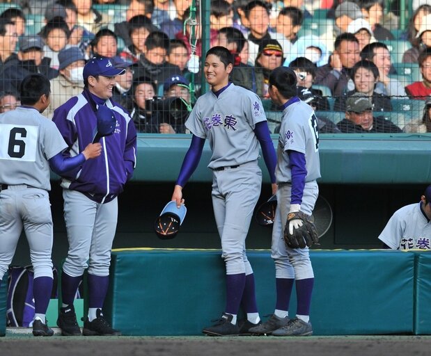 2012年の選抜高校野球大会1回戦で、大阪桐蔭と対戦した花巻東の大谷翔平（中央）と佐々木洋監督（左から2人目）＝2012年3月21日、甲子園球場　岩手日報／共同通信イメージズ