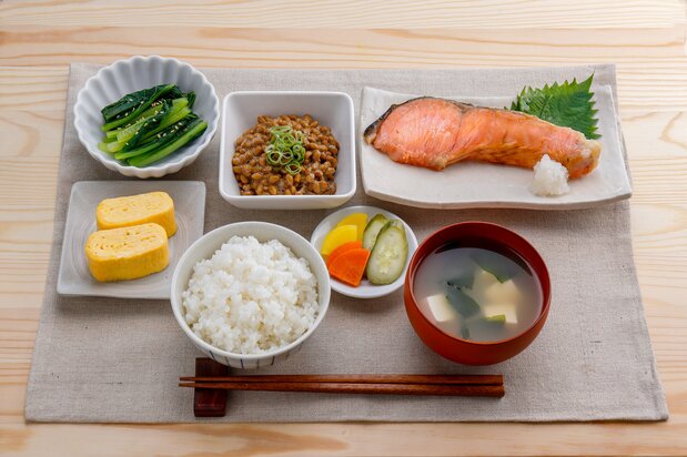 切り身の魚は、身幅が広い方を左に、皮を奥側に向けるのが基本。なお、漬物は三菜に含まれない（PIXTA）