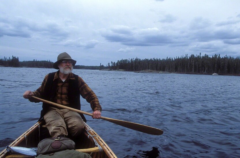 Wayne Lewis traverse les eaux en ramant (2004).