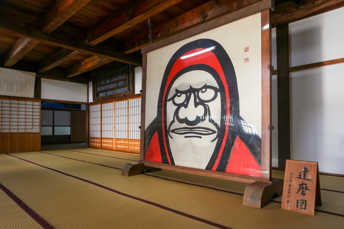 La visite commence avec le Kuri, on y découvre un impressionnant Daruma (Daruma-zu). Le personnage historique était un grand maître zen ayant voyagé de l’Inde à la Chine avant de fonder le bouddhisme zen.