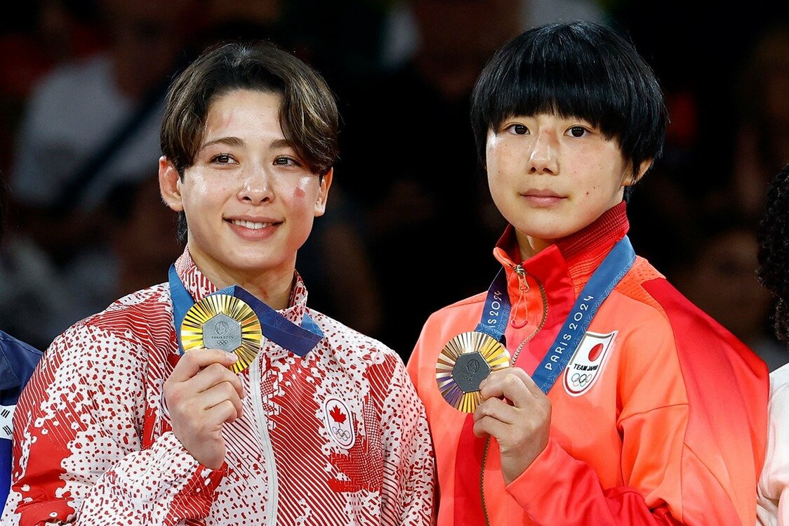 準々決勝で一本負けを喫するも、敗者復活戦からの3位決定戦でリオ大会金メダリストのシルバ（ブラジル）との激闘を制し、銅メダルを獲得した舟久保遥香（右）。表彰台では、金メダリストでカナダの出口クリスタ選手（左）らと健闘をたたえ合った（ロイター）