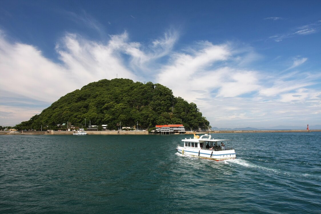 Kashima is an uninhabited island 1.5 kilometers around. Venerated in ancient times as the home of the gods, it has several shrines and sites of historical interest. Visitors can enjoy swimming off the beach, snorkeling, and other marine activities, and stay overnight at campgrounds or inns. (Courtesy Ehime Local Promotion Association)