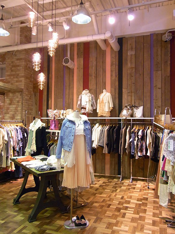 RAGTAG, ShibuyaRAGTAG tiene catorce boutiques de segunda mano repartidas por las principales ciudades del país. Compran ropa y complementos de marca usados, y los arreglan y limpian para luego venderlos. Cuenta también con tienda online.http://www.ragtag.jp/pc/
