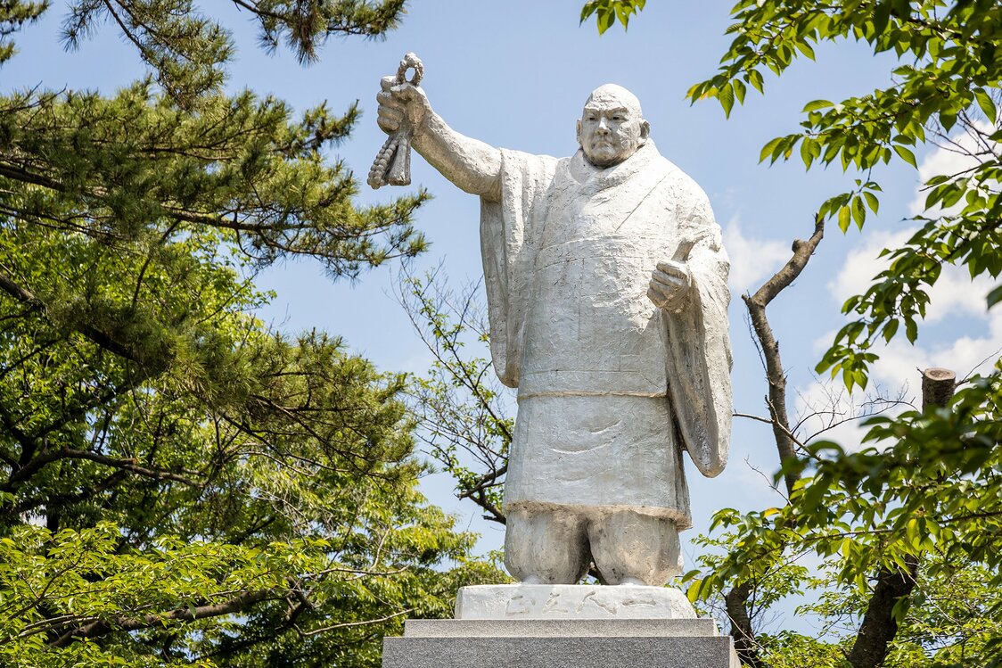 仁王門の手前に立つ日蓮聖人説法像