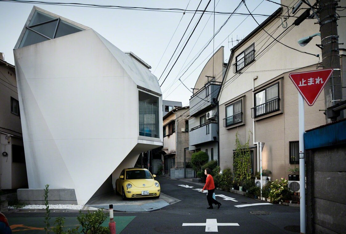 建物名：チカニウマルコウブツ（設計：アトリエ・天工人 撮影：2010年8月6日）